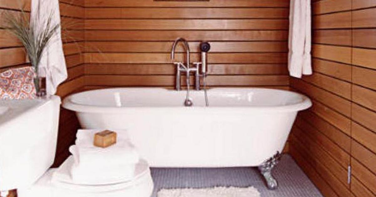 Gunakan elemen kayu pada kamar mandi kecil agar terasa nyaman