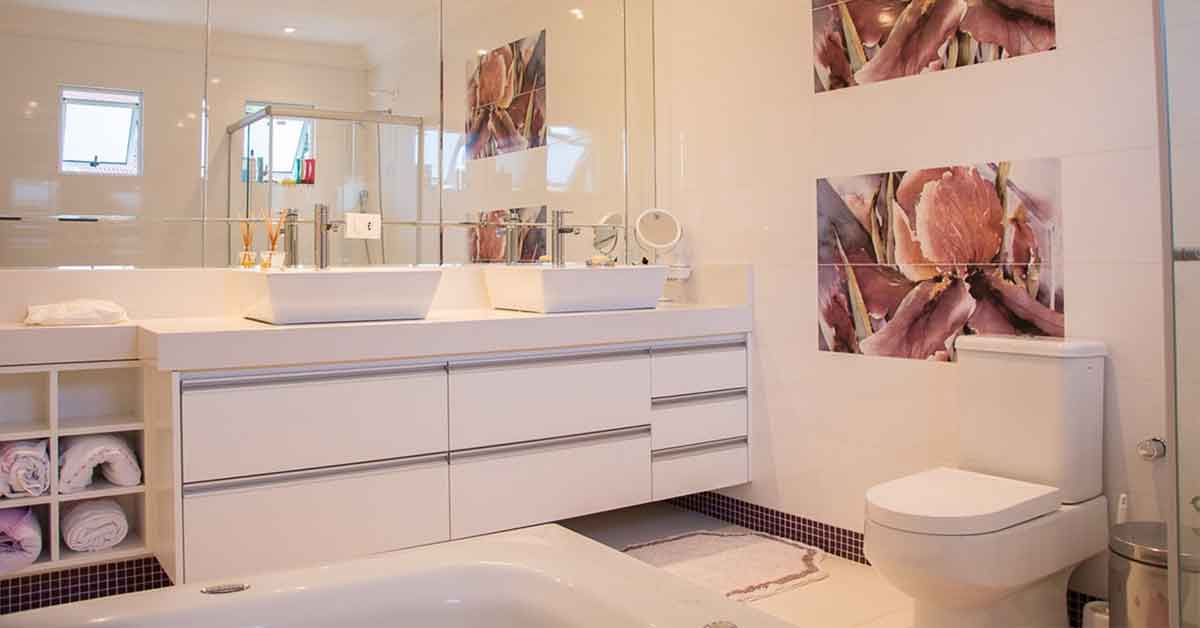 Gunakan cermin berukuran besar untuk memberi kesan luas pada kamar mandi kecil