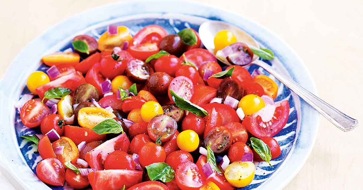Mengolah Tomat Jadi Salad Tomat