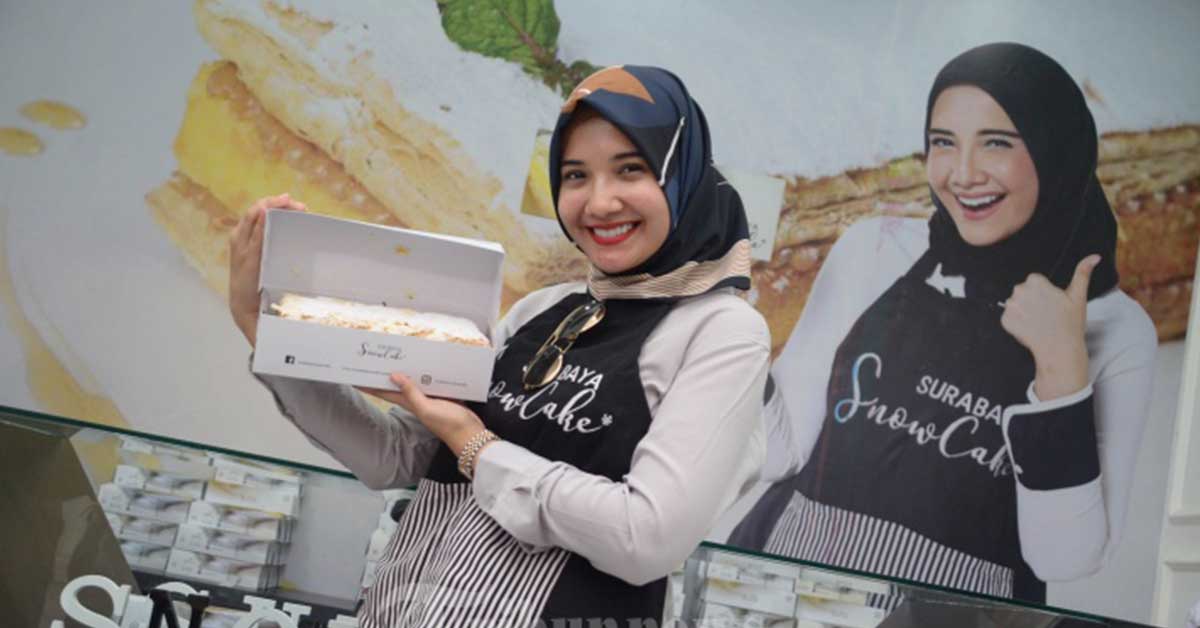Zaskia Sungkar Dengan Oleh Oleh Surabaya Snowcake